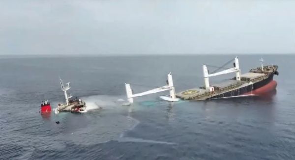 "هيومن رايتس: هجمات الحوثيين على سفن الشحن في البحر الأحمر ترقى إلى جرائم